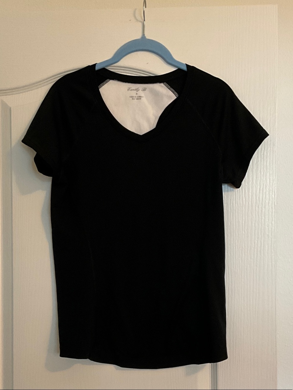 Emily B Classic Black V-Neck athletic Women’s Top size small